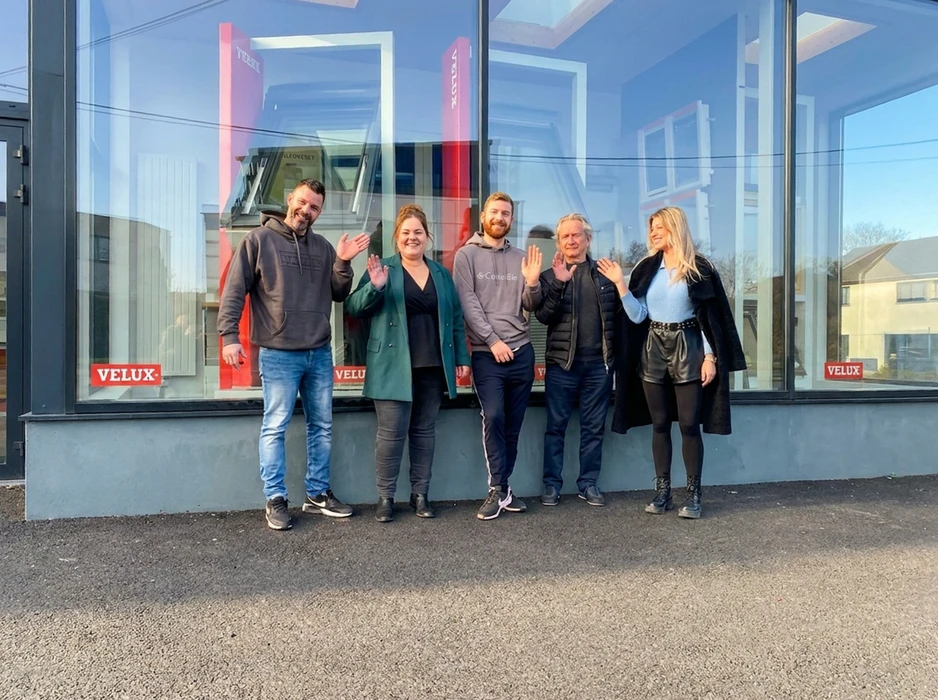 Chantier de toiture extérieur avec ouvriers installant une fenêtre de toit