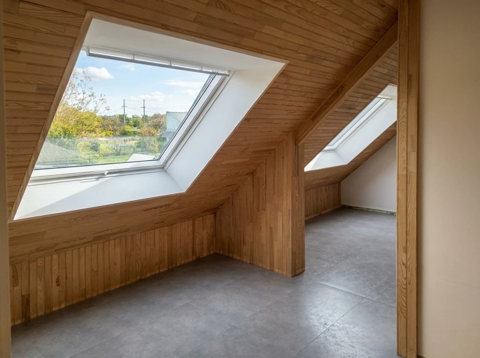 Façade d'entreprise "Quelqu'un sur le toit", installateur certifié VELUX, avec silhouette bleue de couvreur sur le toit