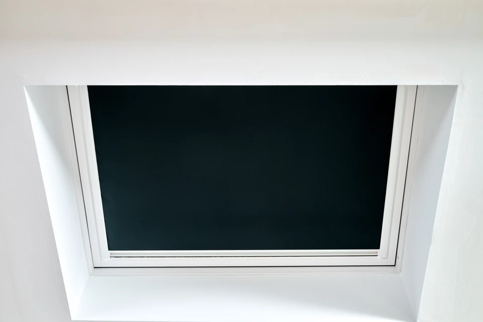 Intérieur d'un bureau ou espace commercial avec stores vénitiens horizontaux en bois clair filtrant la lumière naturelle