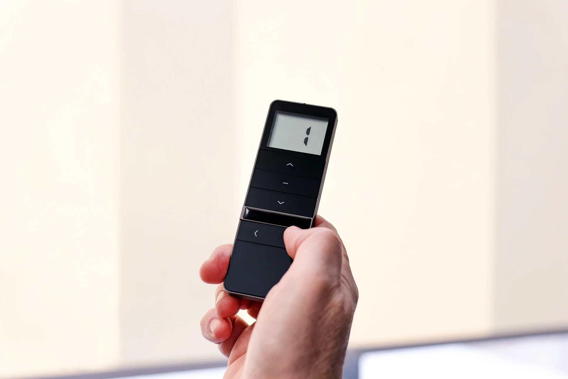 Intérieur éclairé par lumière naturelle, personne utilisant smartphone pour contrôler domotique